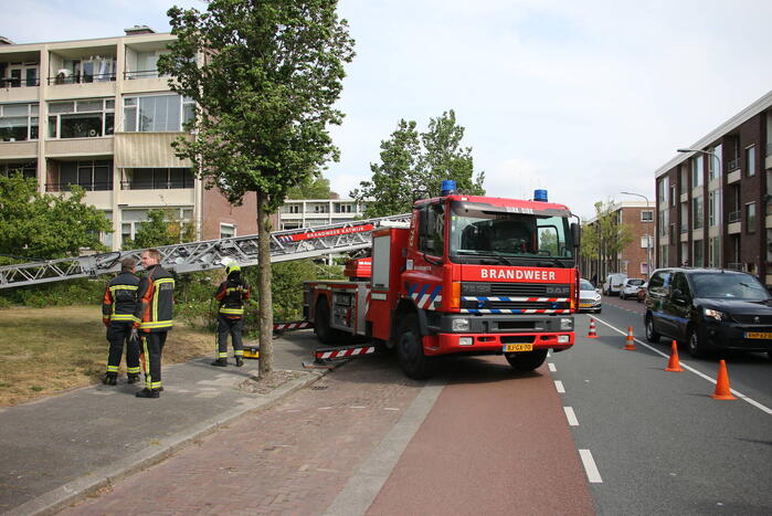 Losgewaaid zonnescherm verwijderd door brandweer