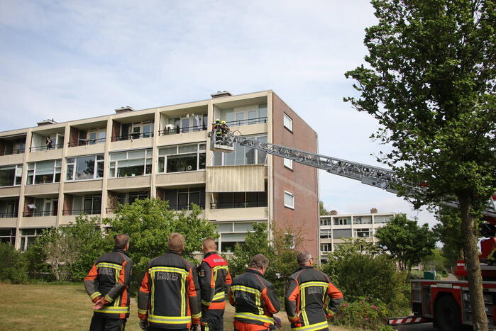 Losgewaaid zonnescherm verwijderd door brandweer