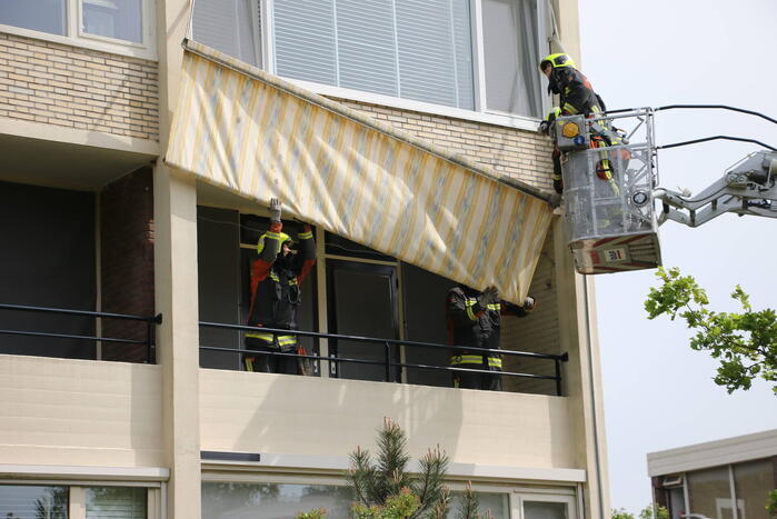 Losgewaaid zonnescherm verwijderd door brandweer