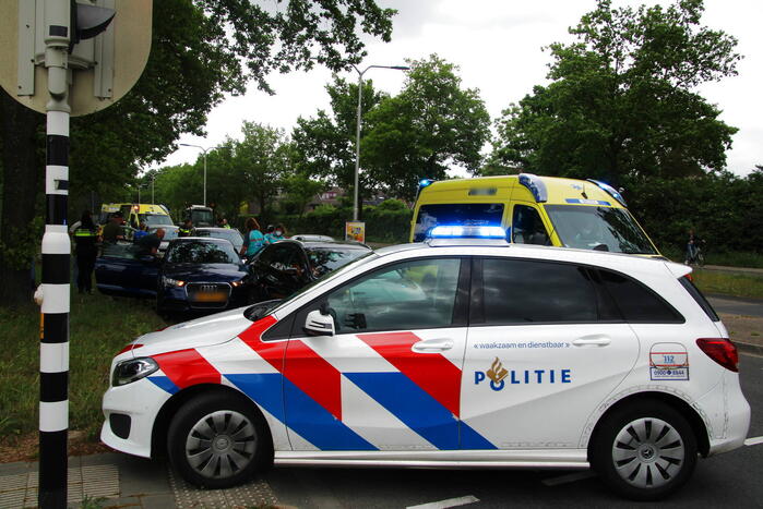 Flinke schade bij botsing tussen meerdere voertuigen