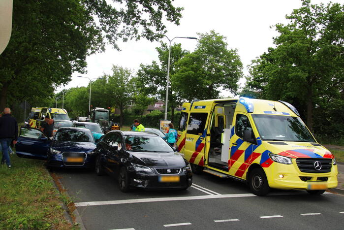 Flinke schade bij botsing tussen meerdere voertuigen
