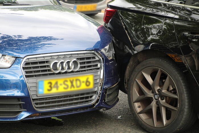 Flinke schade bij botsing tussen meerdere voertuigen