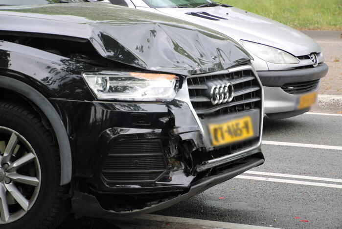 Flinke schade bij botsing tussen meerdere voertuigen