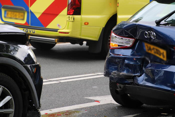 Flinke schade bij botsing tussen meerdere voertuigen