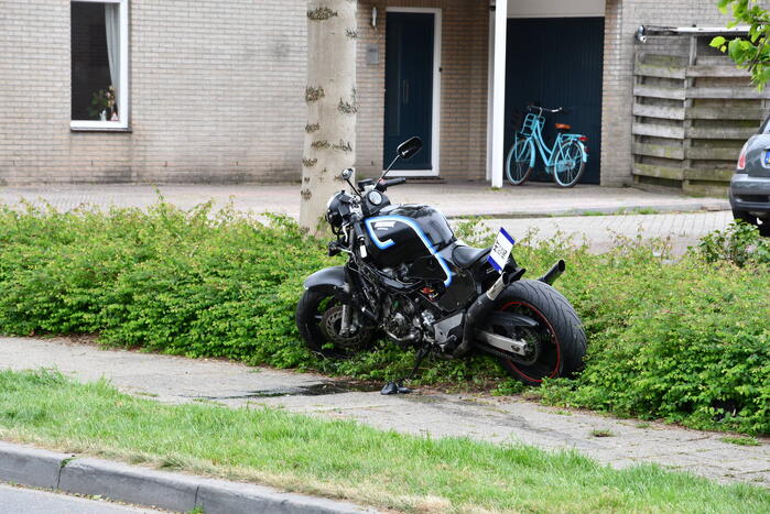 Motorrijder vliegt uit de bocht