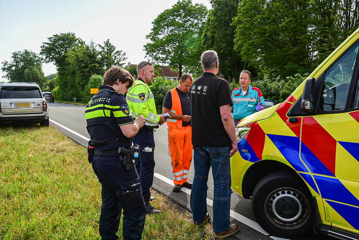 Automobiliste botst achterop Range Rover