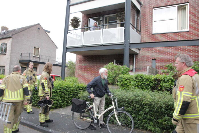 Mus vast in balkonrailing