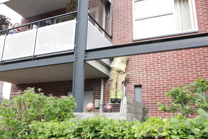 Mus vast in balkonrailing