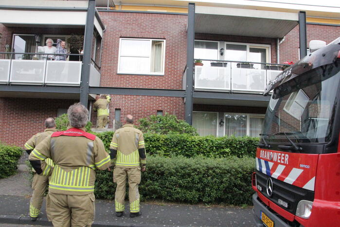 Mus vast in balkonrailing