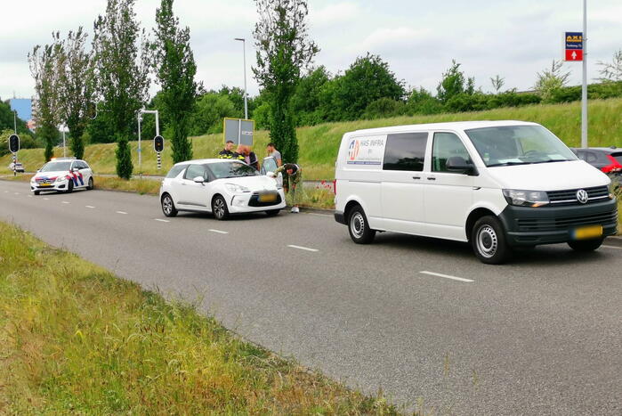 Kop-staartbotsing tussen auto en bestelbus