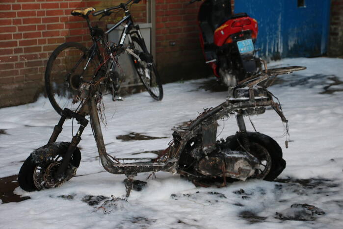 Scooter volledig verwoest vanwege brand