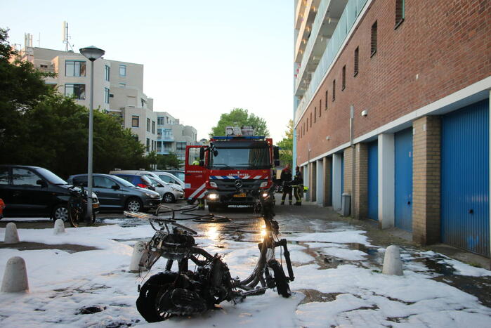 Scooter volledig verwoest vanwege brand