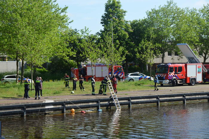 Duikers zoeken naar opvarende bij gezonken boot