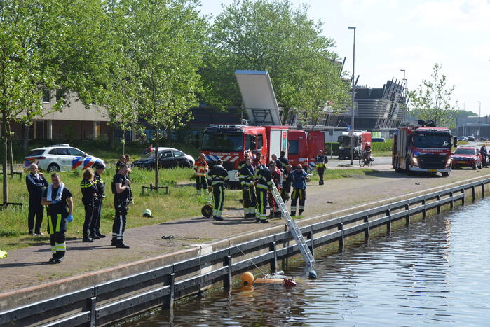 Duikers zoeken naar opvarende bij gezonken boot