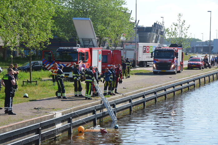 Duikers zoeken naar opvarende bij gezonken boot