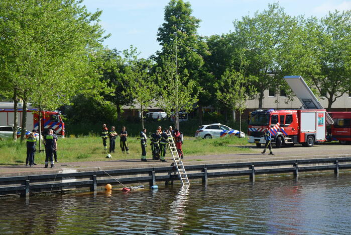 Duikers zoeken naar opvarende bij gezonken boot