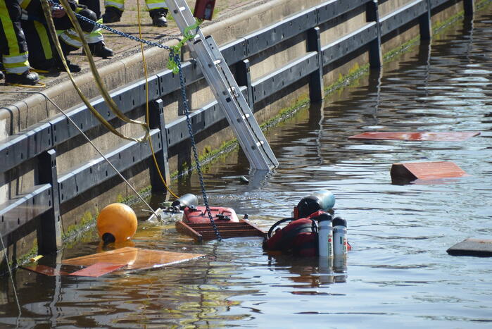 Duikers zoeken naar opvarende bij gezonken boot