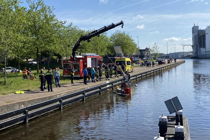 Duikers zoeken naar opvarende bij gezonken boot