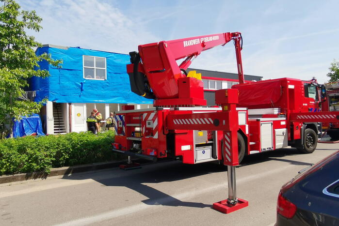 Brand op dak van bedrijfspand