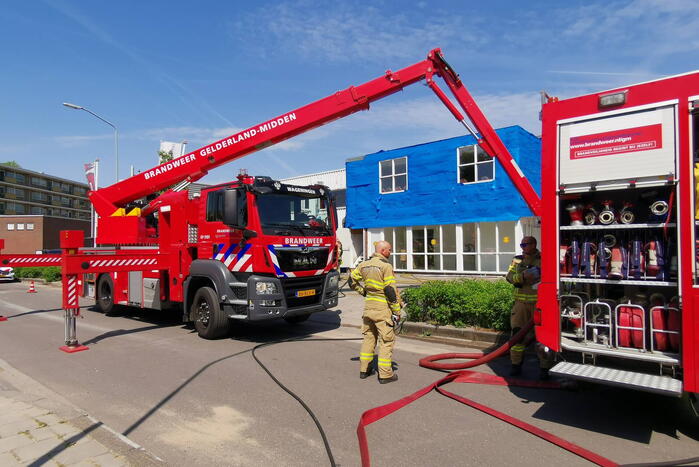 Brand op dak van bedrijfspand