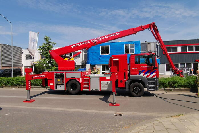 Brand op dak van bedrijfspand