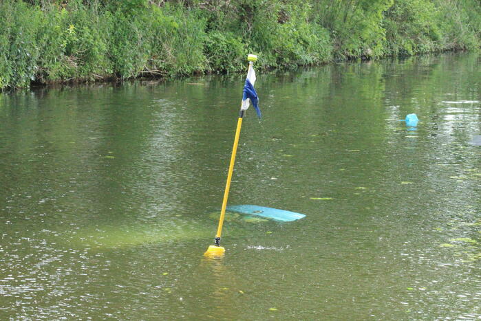 Auto rolt water in na vergeten handrem