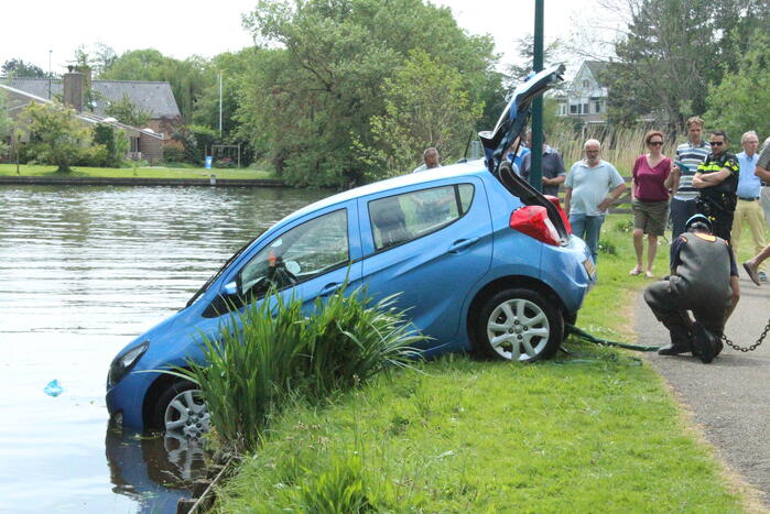 Auto rolt water in na vergeten handrem