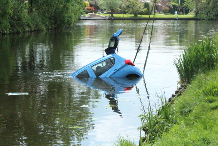 Auto rolt water in na vergeten handrem