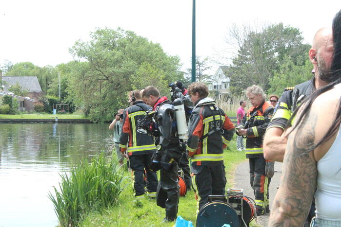 Auto rolt water in na vergeten handrem