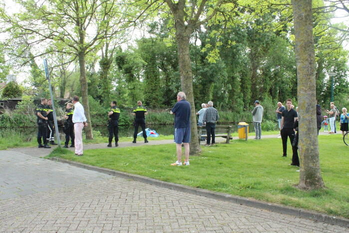 Auto rolt water in na vergeten handrem