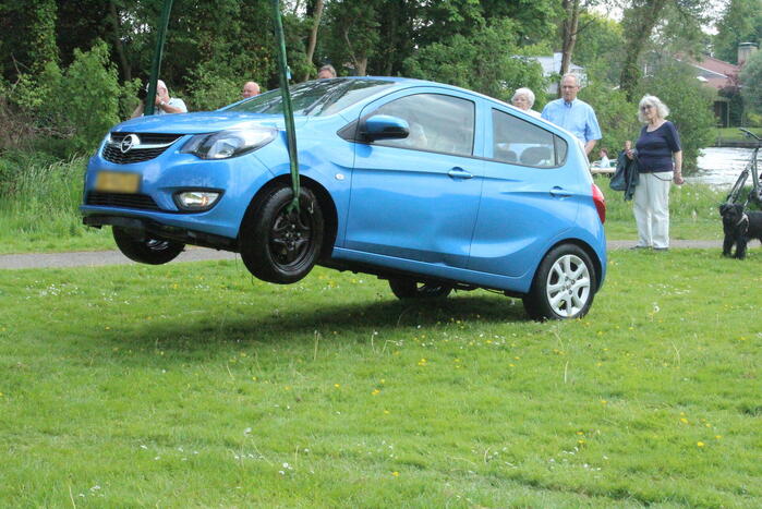 Auto rolt water in na vergeten handrem