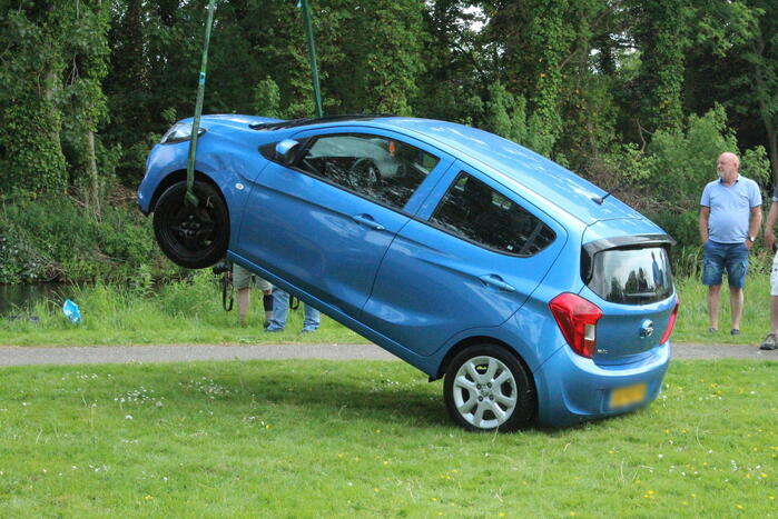 Auto rolt water in na vergeten handrem