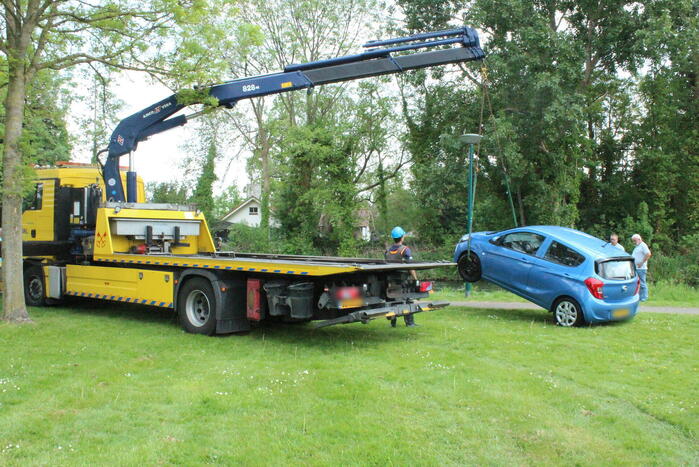 Auto rolt water in na vergeten handrem