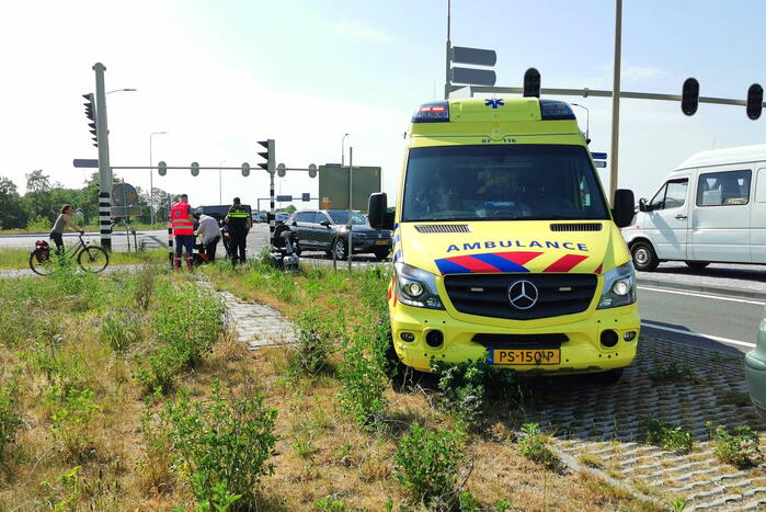 Bestelbus botst op scootmobiel