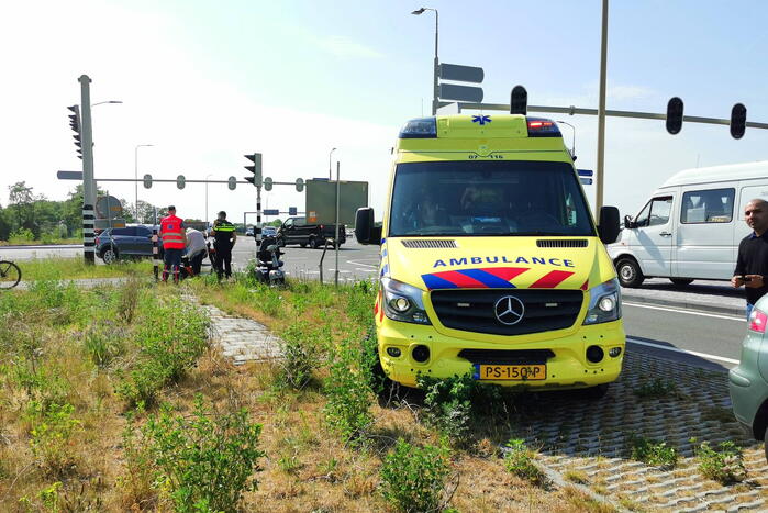 Bestelbus botst op scootmobiel