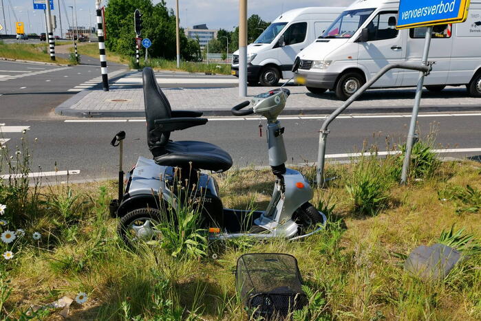 Bestelbus botst op scootmobiel