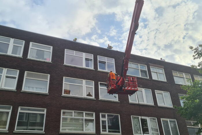 Brand op dak van appartementencomplex