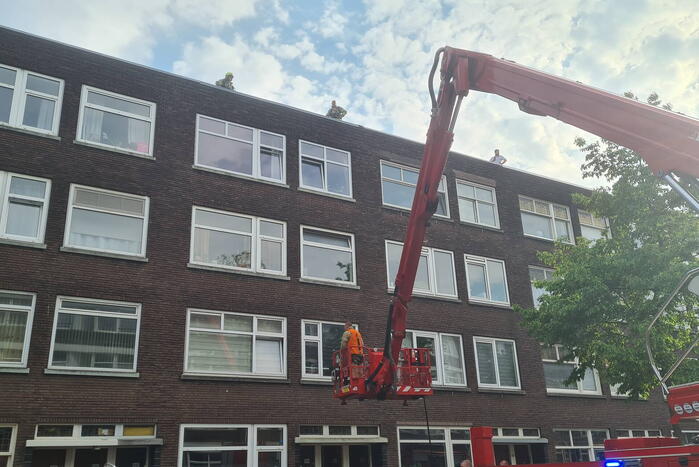 Brand op dak van appartementencomplex