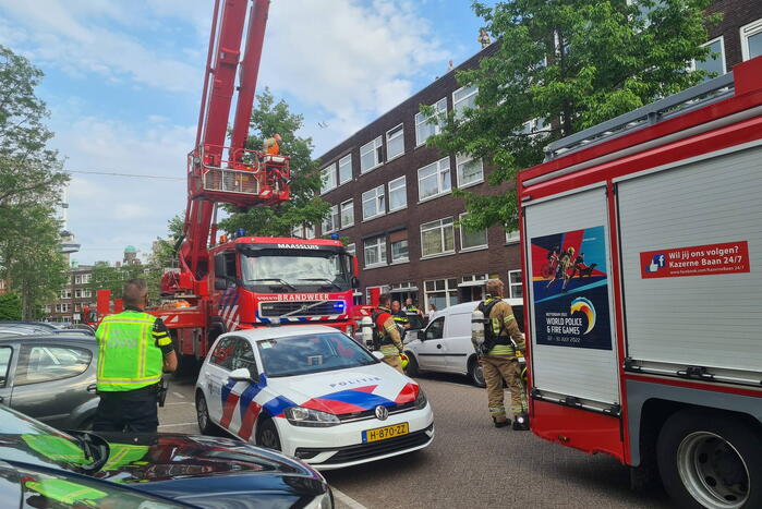 Brand op dak van appartementencomplex