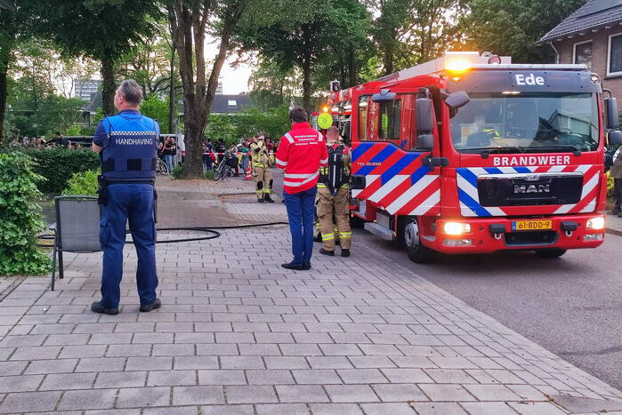 Woningbrand trekt veel bekijks van omwonenden