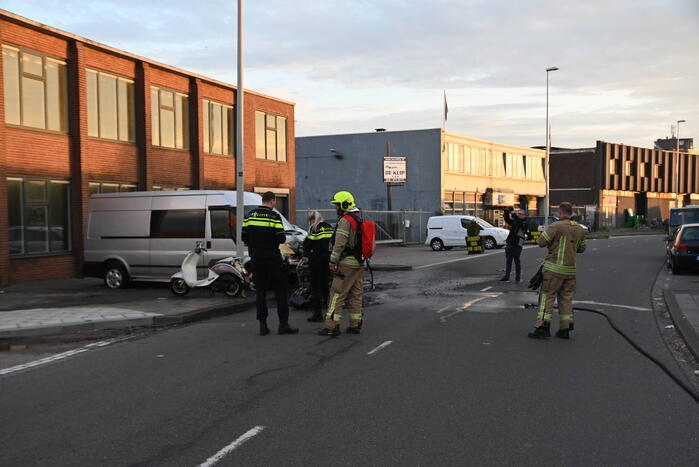 Brommobiel belandt op zijkant na ongeval en brandt volledig uit