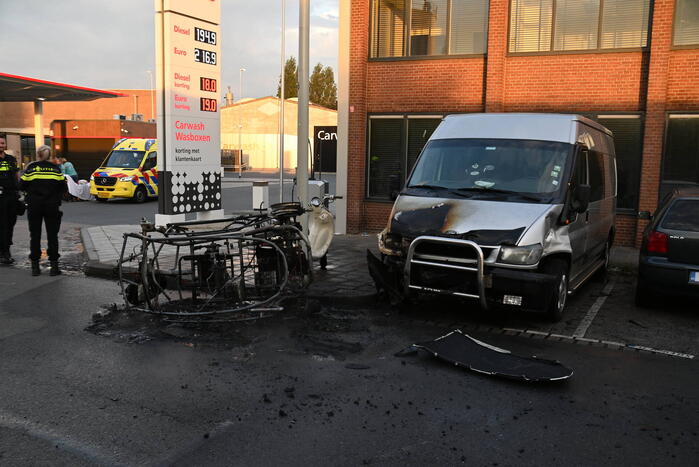 Brommobiel belandt op zijkant na ongeval en brandt volledig uit