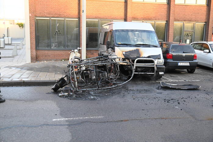 Brommobiel belandt op zijkant na ongeval en brandt volledig uit