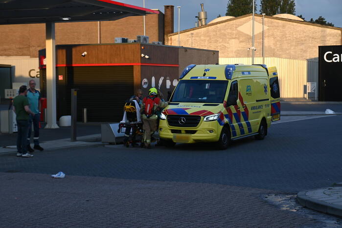 Brommobiel belandt op zijkant na ongeval en brandt volledig uit