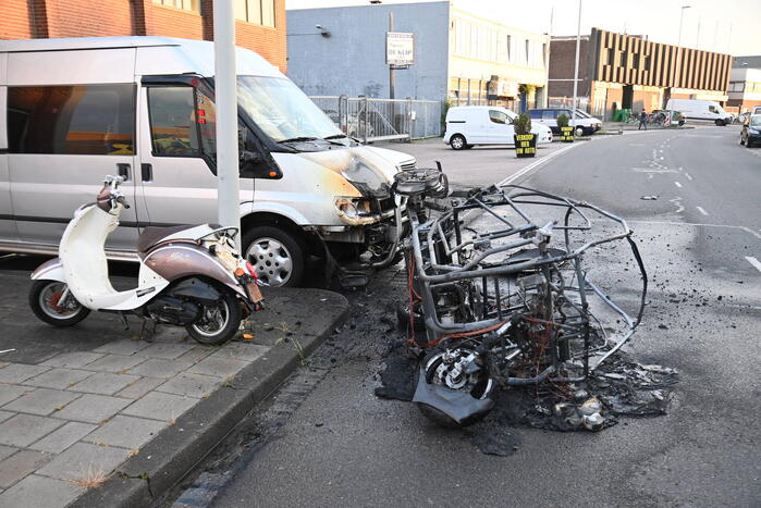 Brommobiel belandt op zijkant na ongeval en brandt volledig uit