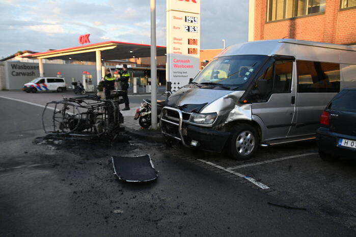 Brommobiel belandt op zijkant na ongeval en brandt volledig uit
