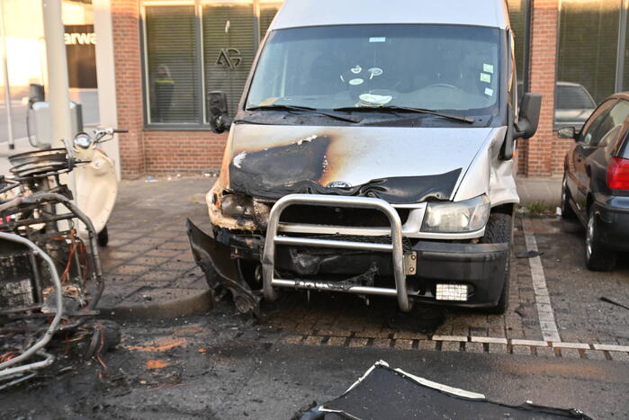 Brommobiel belandt op zijkant na ongeval en brandt volledig uit