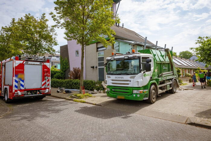 Schade aan woning na botsing met vrachtwagen