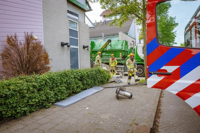 Schade aan woning na botsing met vrachtwagen