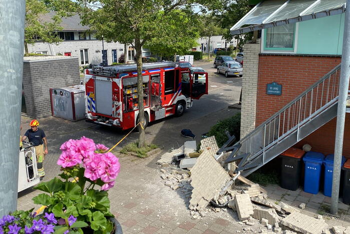 Schade aan woning na botsing met vrachtwagen